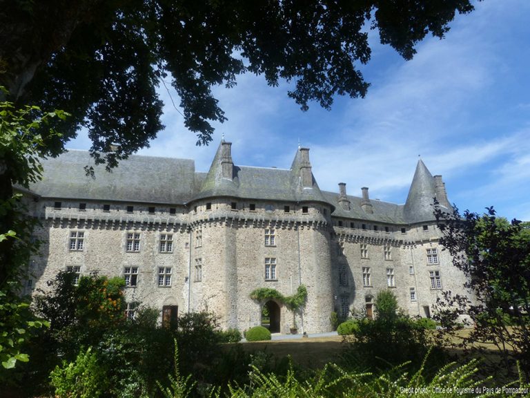 Etape 6 - Façade du Château de Pompadour - Copyright Office de Tourisme d'Arnac-Pompadour