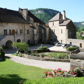 Etape 2 - Cour de l'abbaye © Mairie de Baume les Messieurs