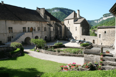 Etape 2 - Cour de l'abbaye © Mairie de Baume les Messieurs